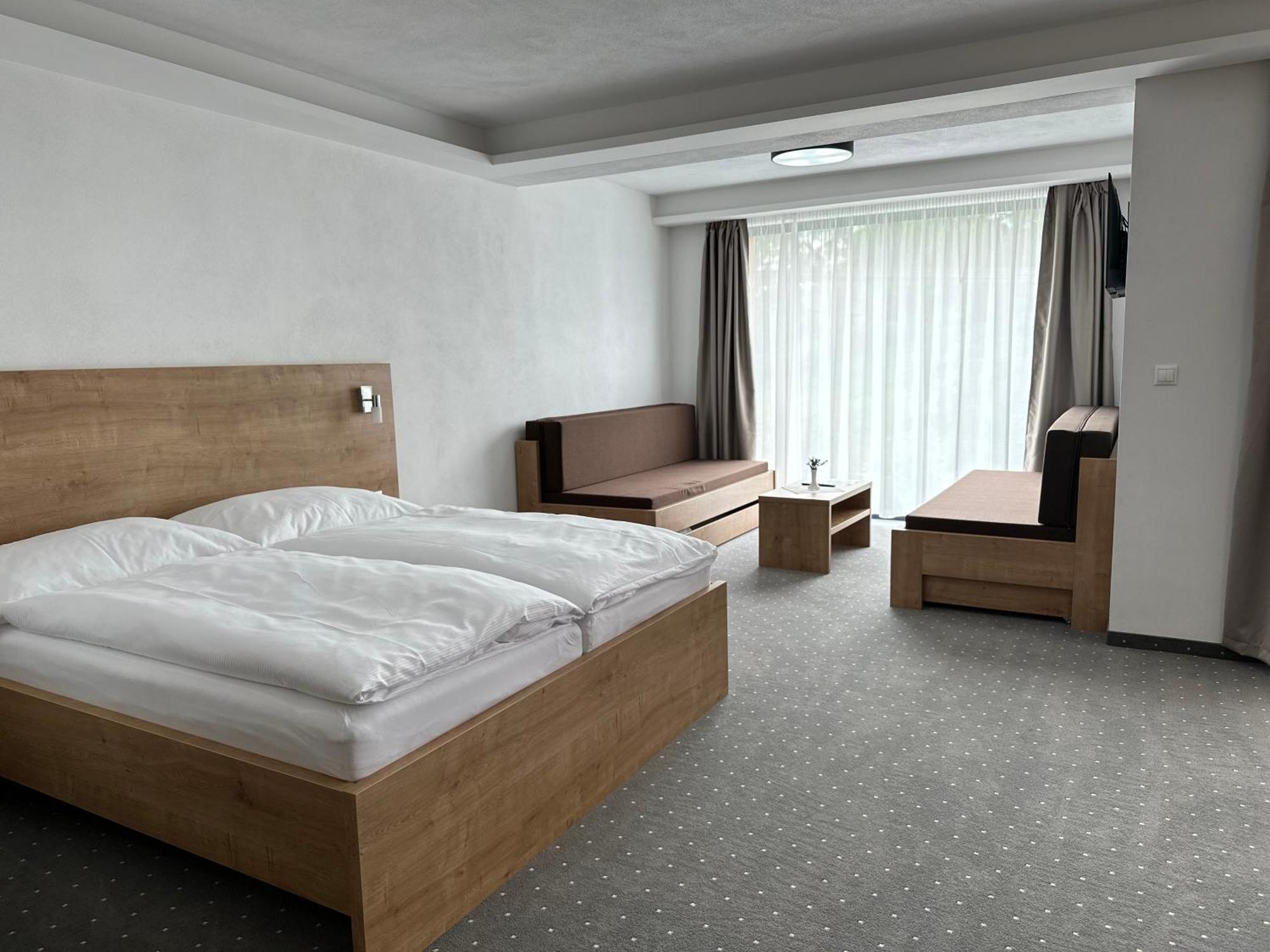 Berg Liptov Hotel Liptovsky Mikulas Exterior photo